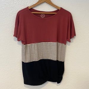 XS but fits like a medium! Maurices 24/7 color block t-shirt. Knotted hemline.